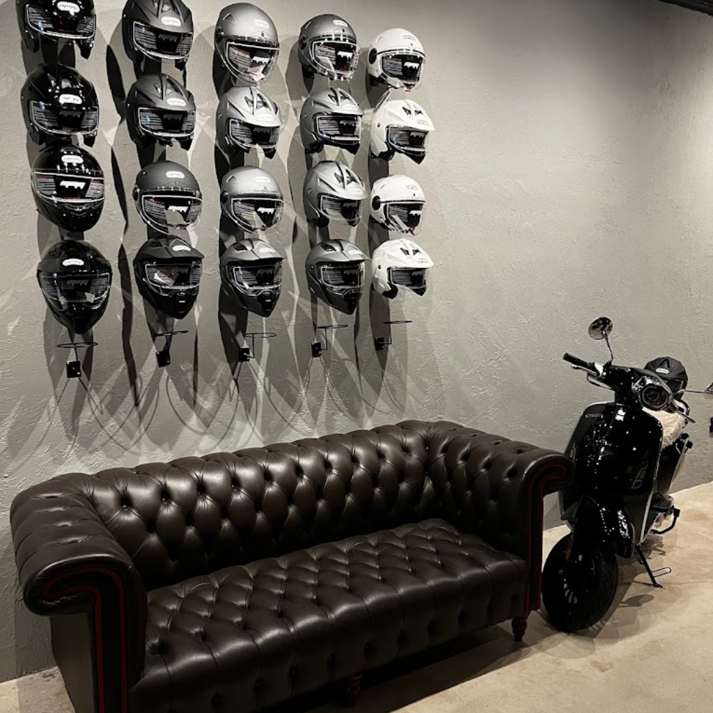 Cascos y moto