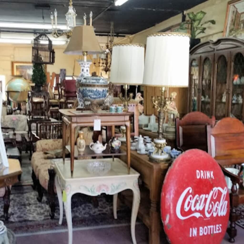 Tienda Waldans Antiques & Vintage Furniture Consignment and sales