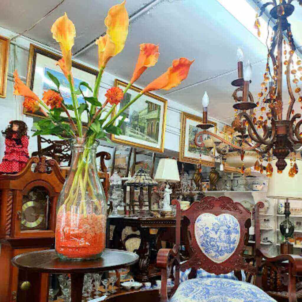 Tienda Waldans Antiques & Vintage Furniture Consignment and sales