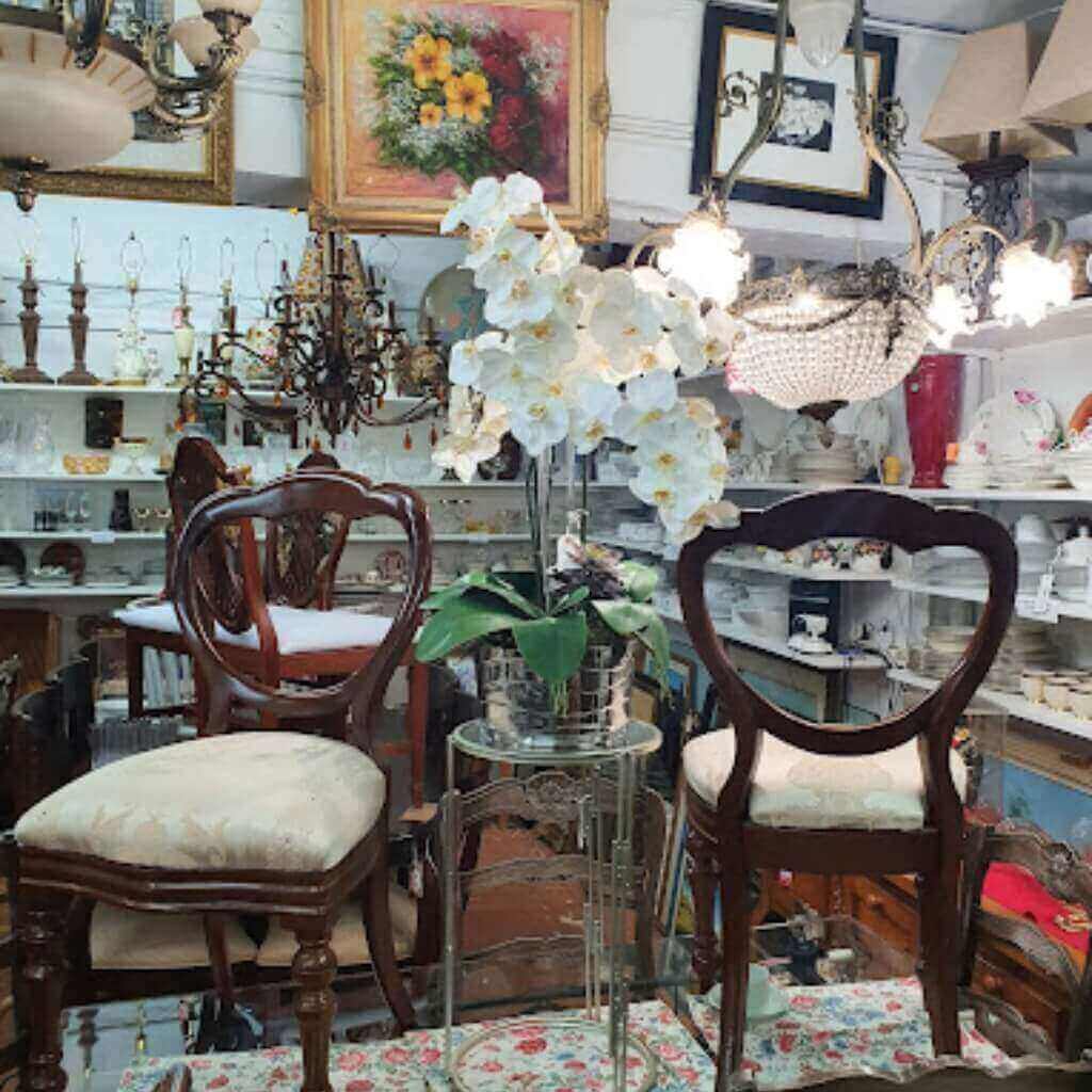 Tienda Waldans Antiques & Vintage Furniture Consignment and sales
