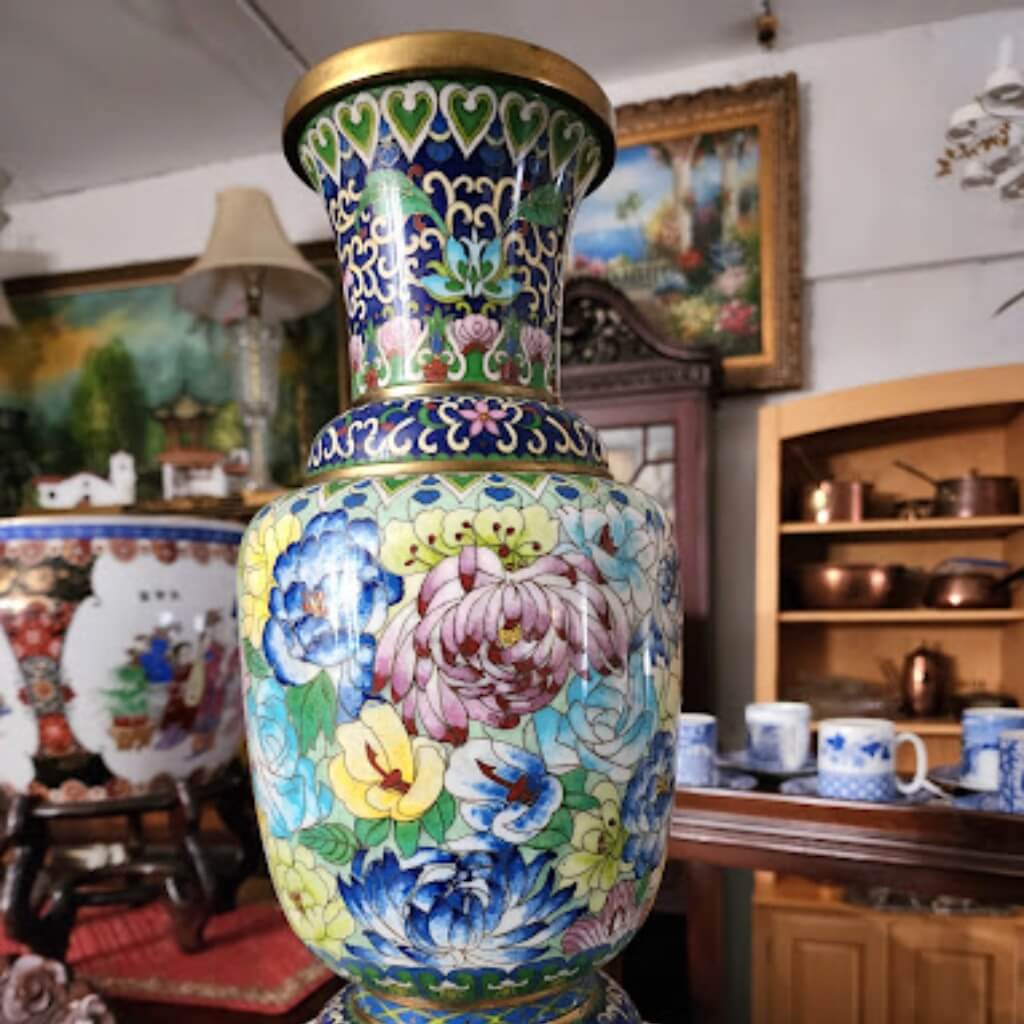 Tienda Waldans Antiques & Vintage Furniture Consignment and sales