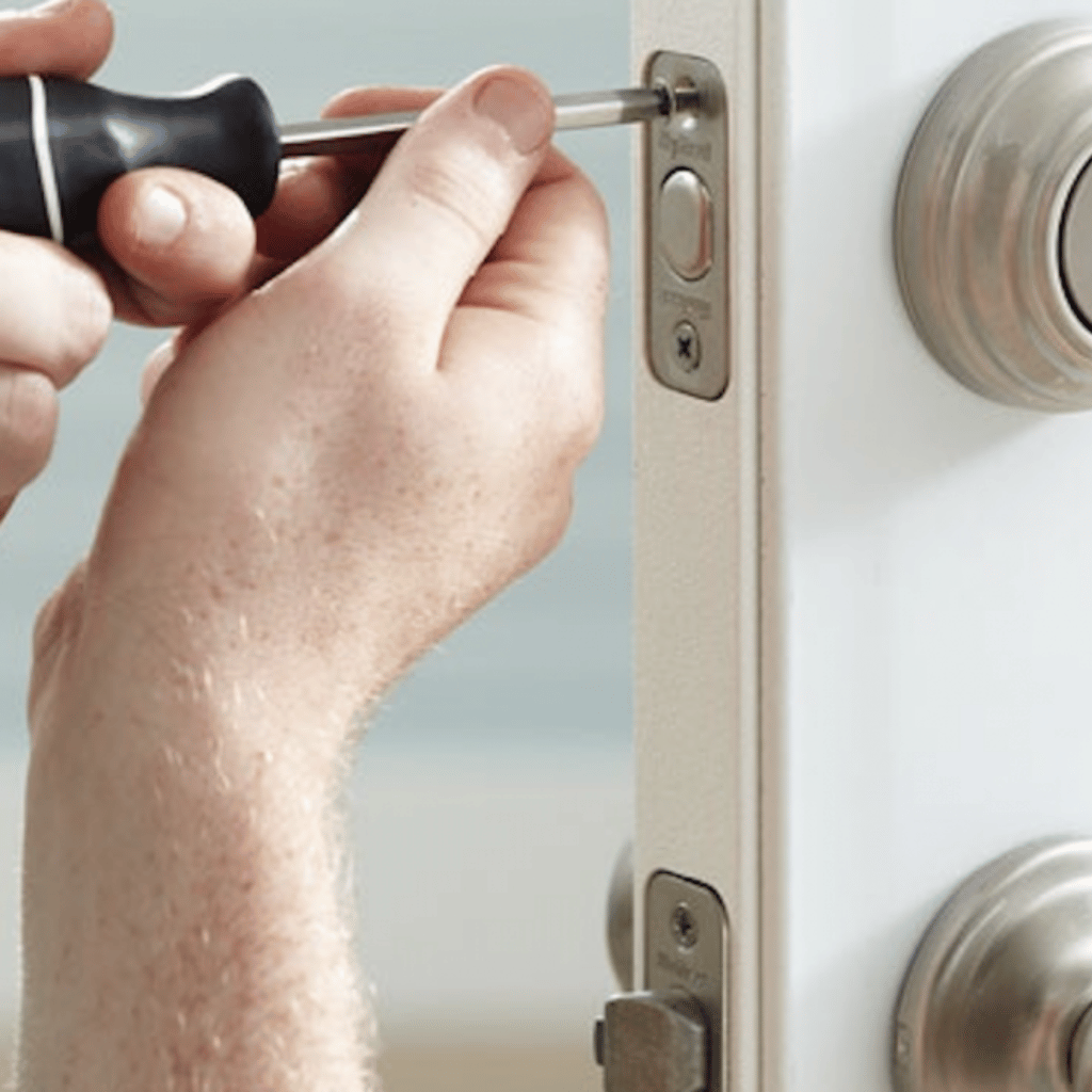 Reparando cerradura My Locksmith Miami