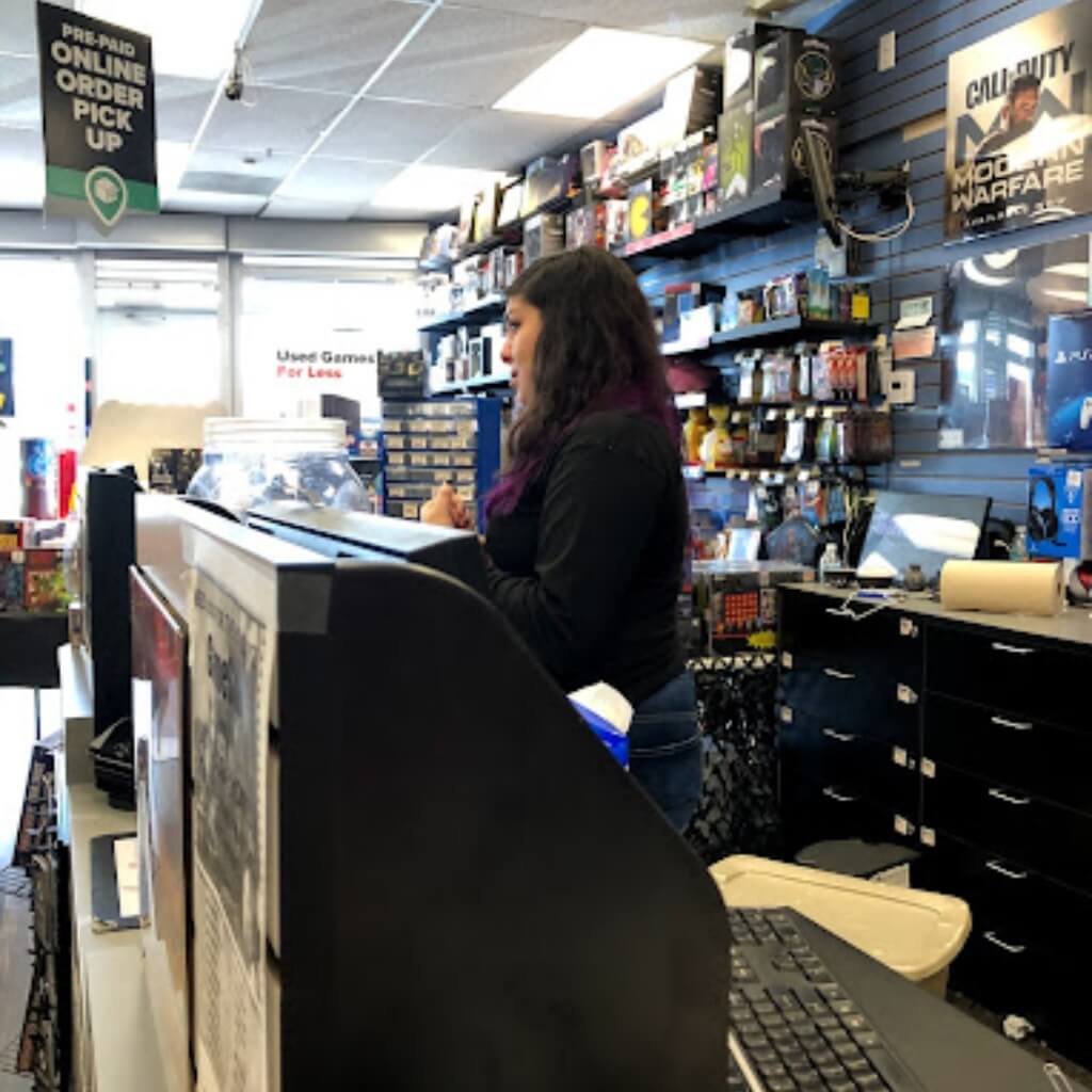 Trabajadora de GameStop - Finger Prints Technology