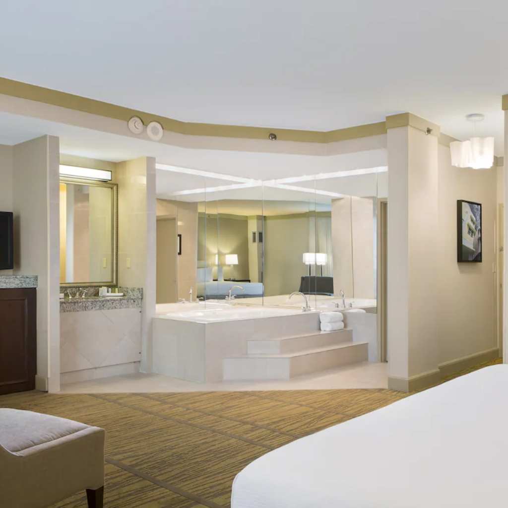 Hotel Beaux Arts jacuzzi