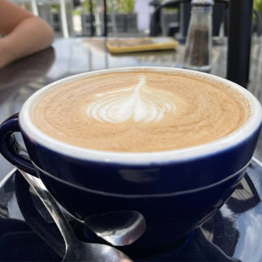 Taza de capuchino en MIAM Cafe - Wynwood