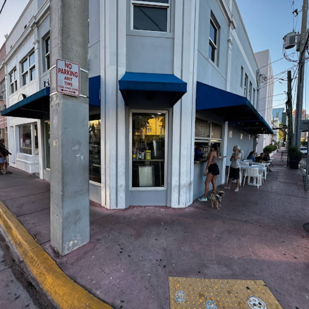 Entrada de la cafetería  Las Olas Cafe