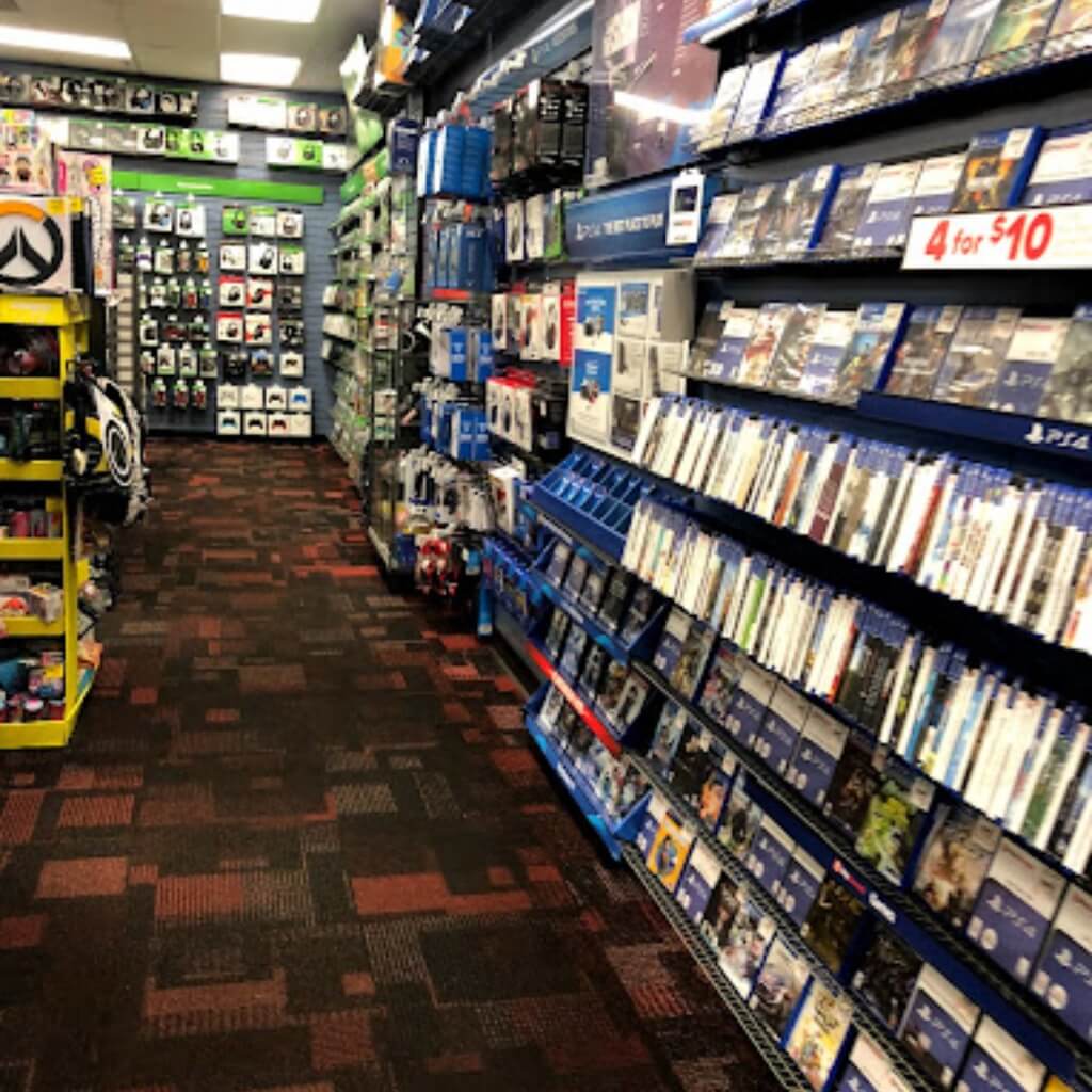 Interior de la tienda GameStop - 8th Street Shopping Center