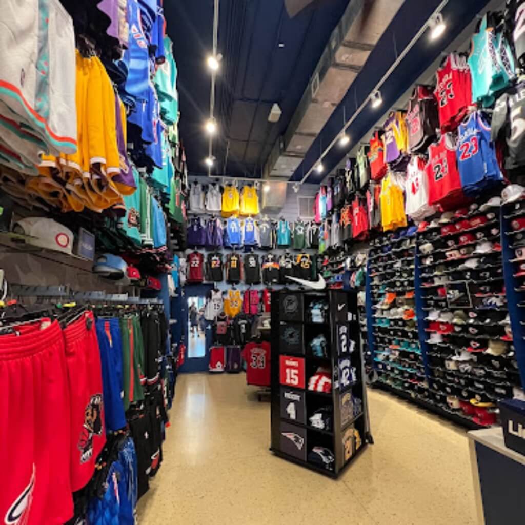 pasillos de la tienda Lids