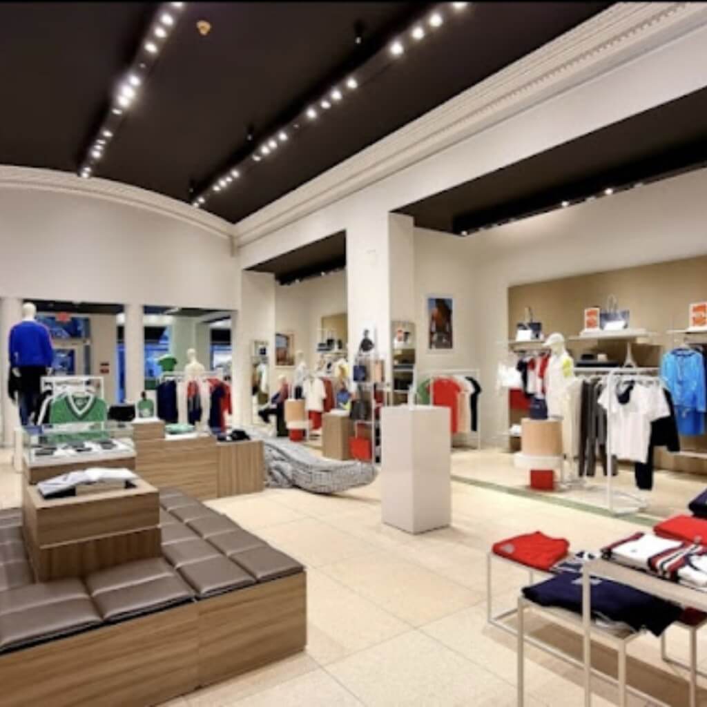 Interior de la tienda Lacoste
