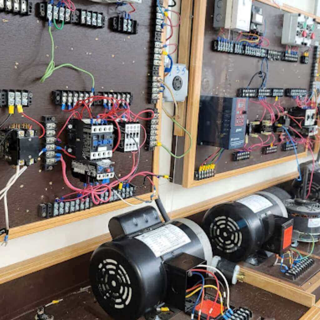 Sistemas de electricidad en CBT Technology Institute