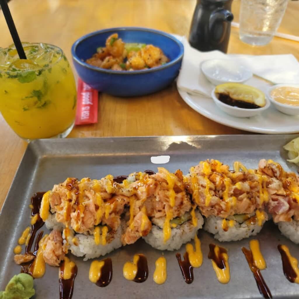 Bandeja de sushi y comida Japonesa