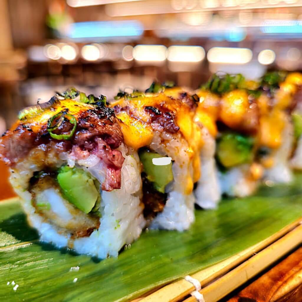 Bandeja de sushi en Osaka Miami