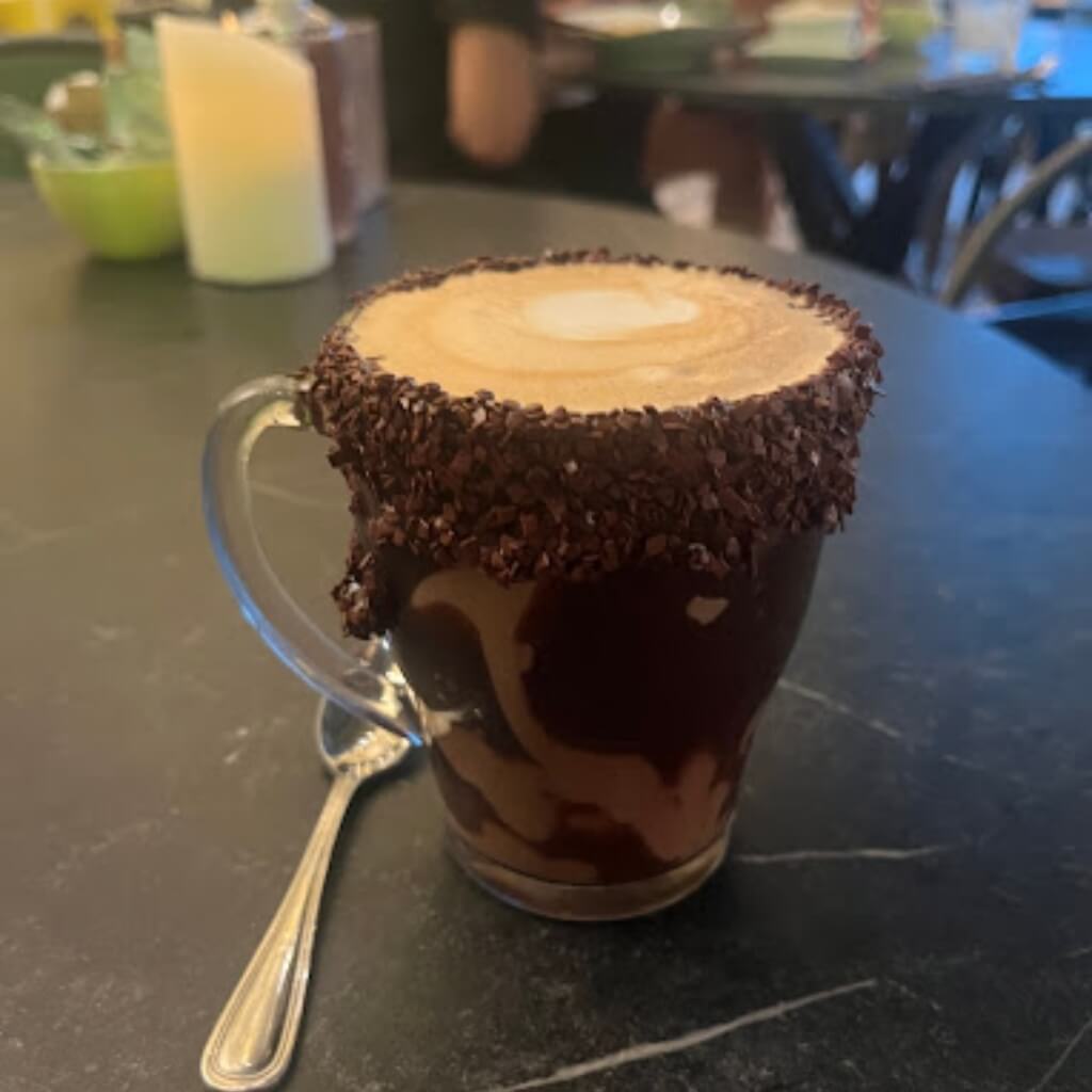 Presentación elegante en Sagrado Cafe