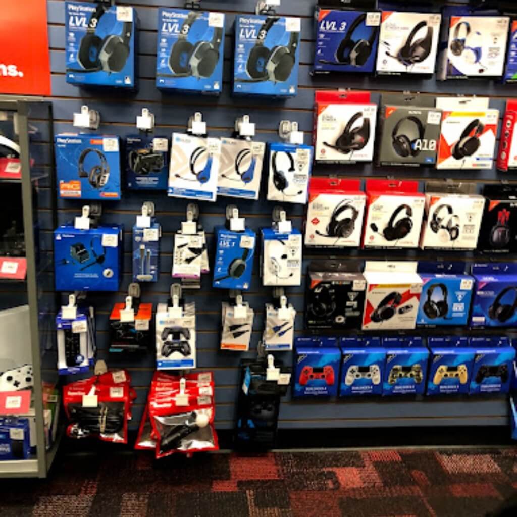 Accesorios en GameStop - 8th Street Shopping Center