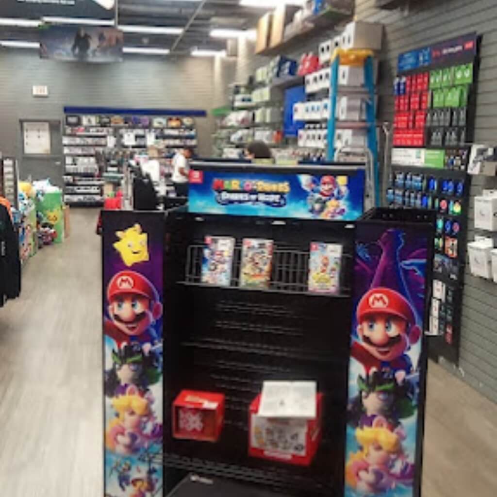 Estantes en GameStop - Dolphin Mall