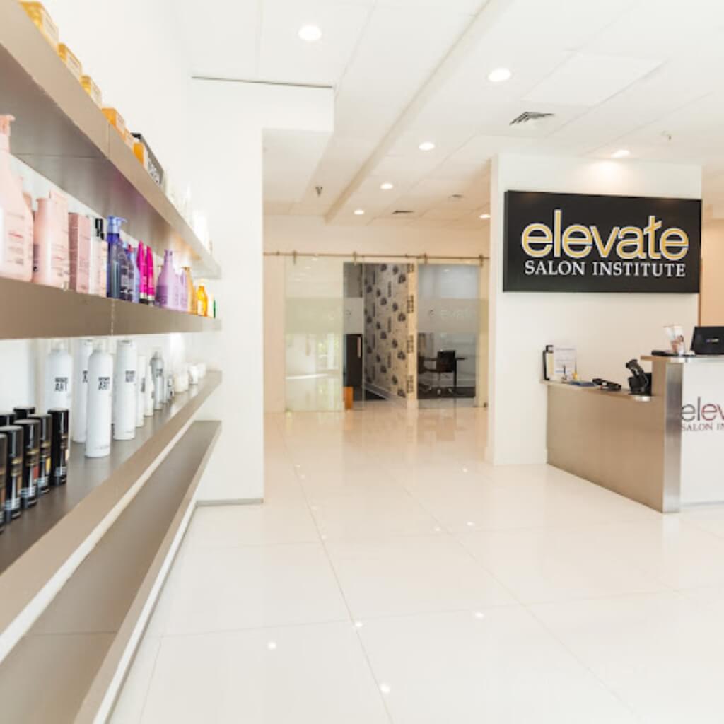 Pasillos de Elevate Salon Institute