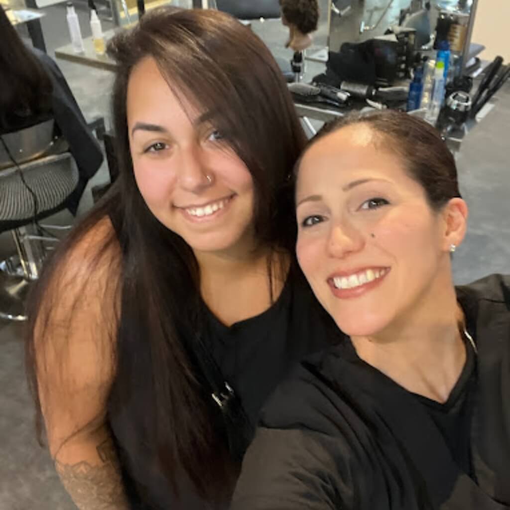 Instructora y alumna en Paul Mitchell the School