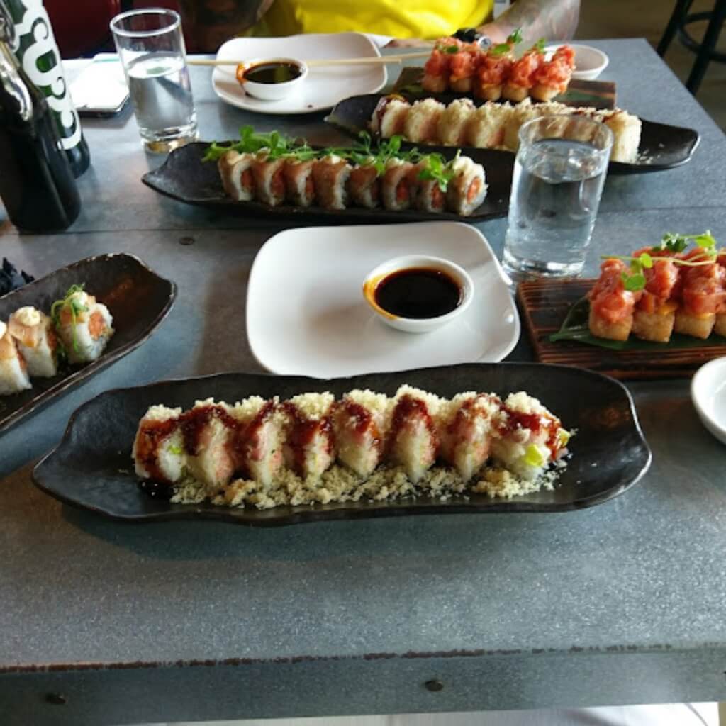 bandeja de sushi en Pubbelly Sushi