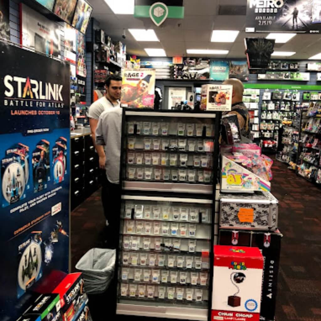 Variedad en GameStop - 8th Street Shopping Center