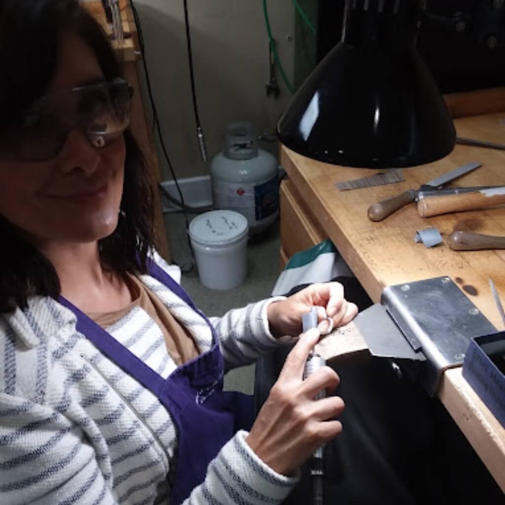 Instructora de bisutería en Miami Jewelry School