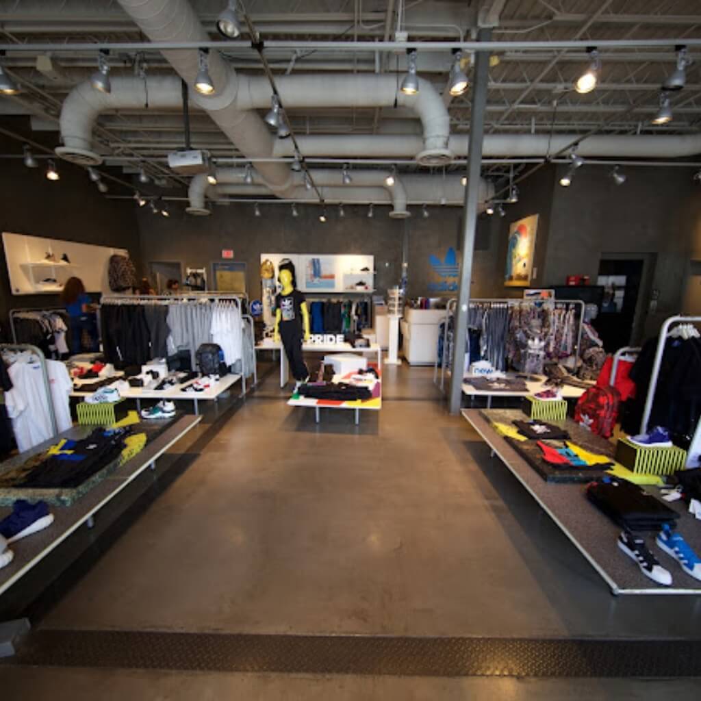 Pasillos de la Tienda Adidas
