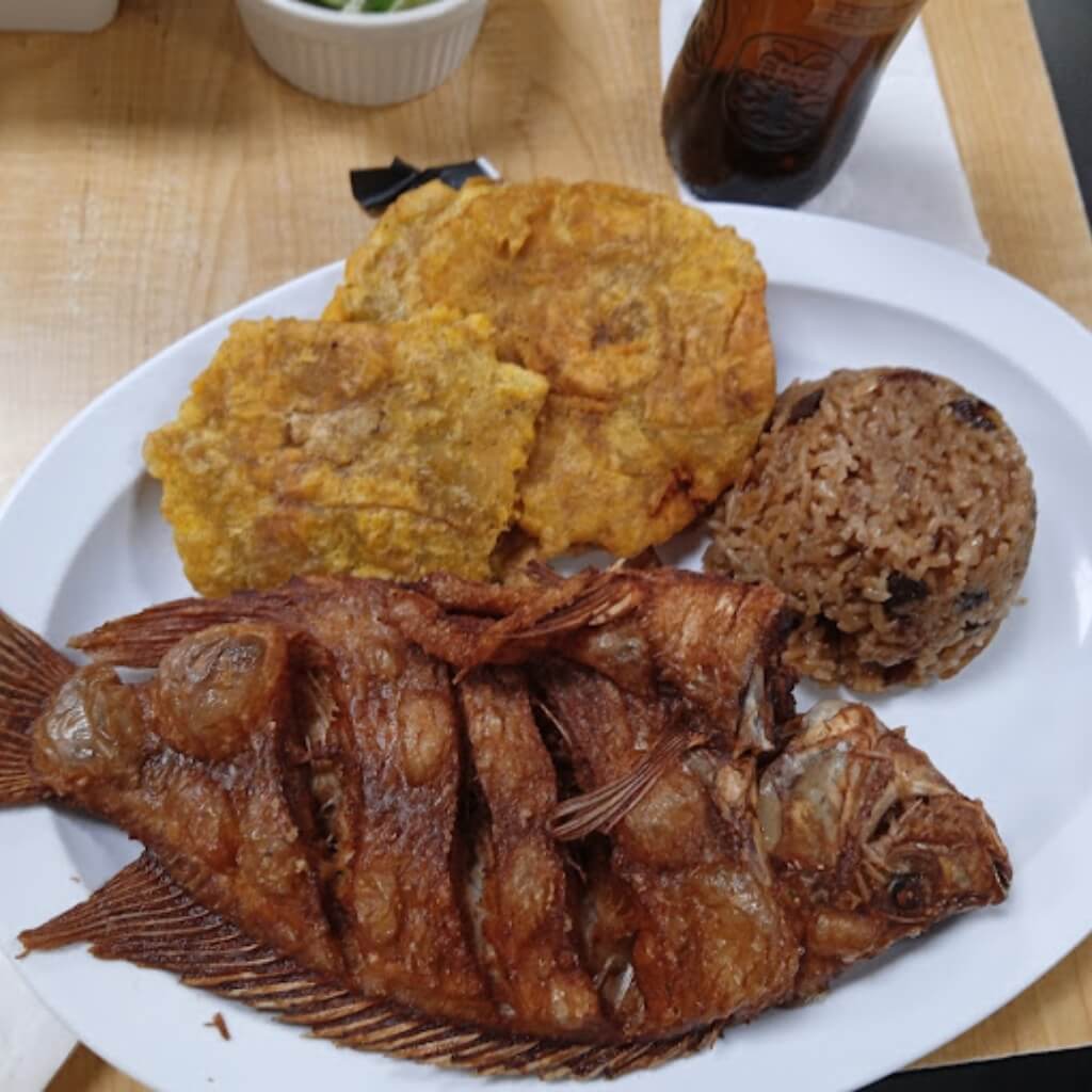 Pescado frito La Pequeña Colombia Bakery restaurante 