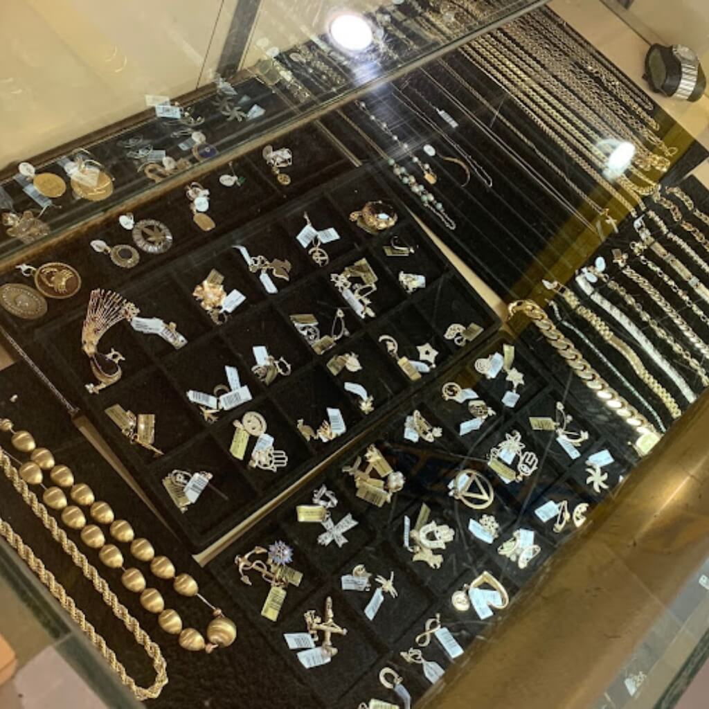 Queen of Pawns - Joyería