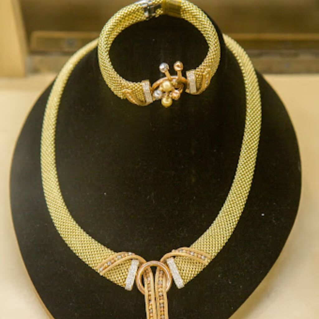 Queen of Pawns - Exhibición