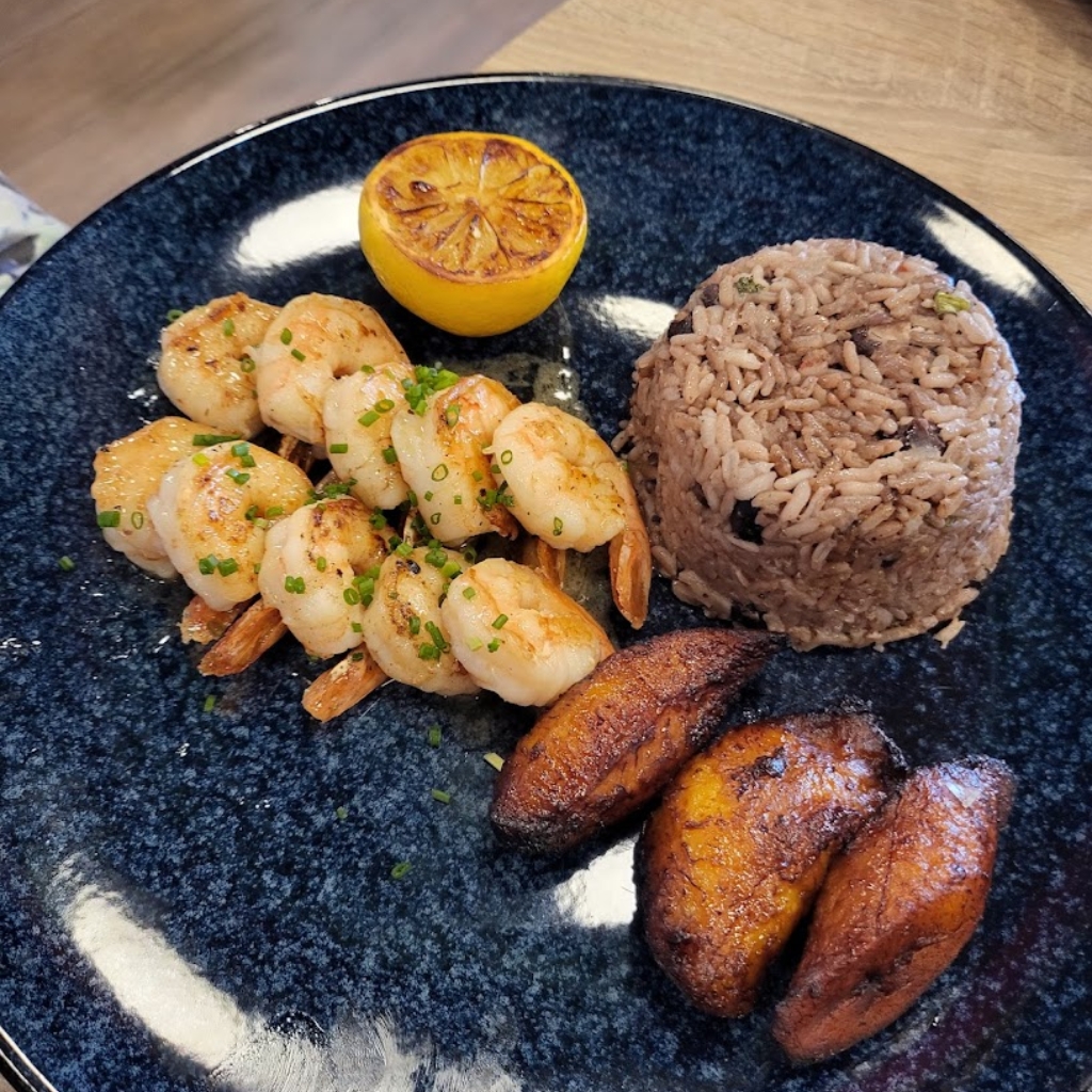 Arroz, camarones y plátanos