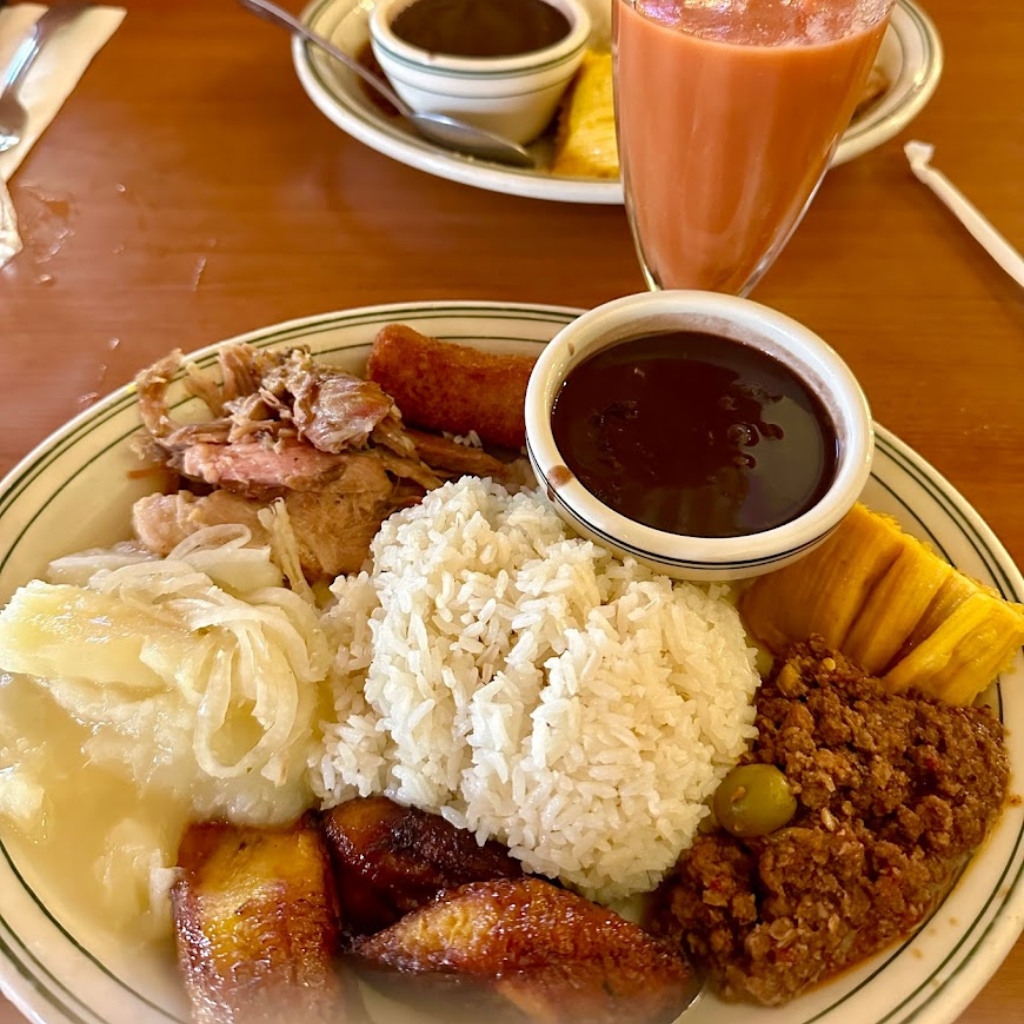 Arroz, carne y platano