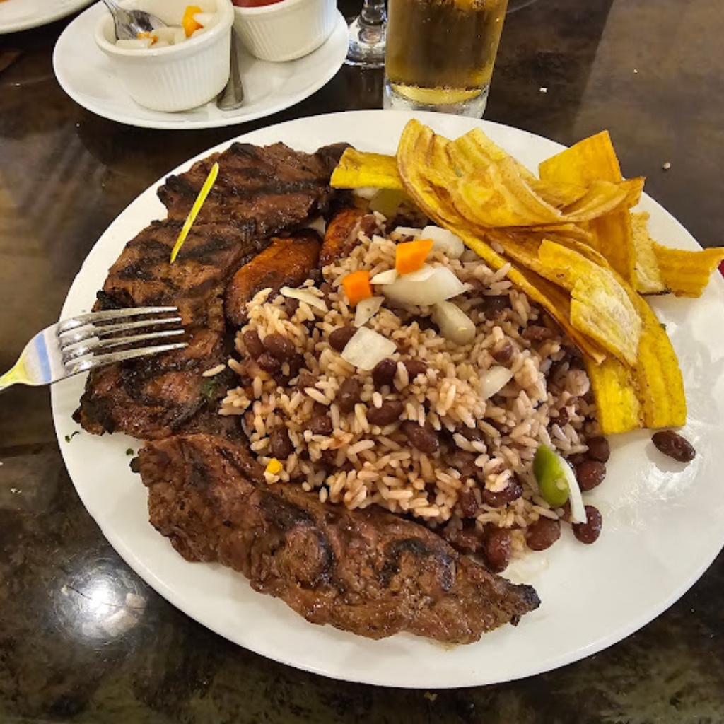 Arroz, carne y platanos