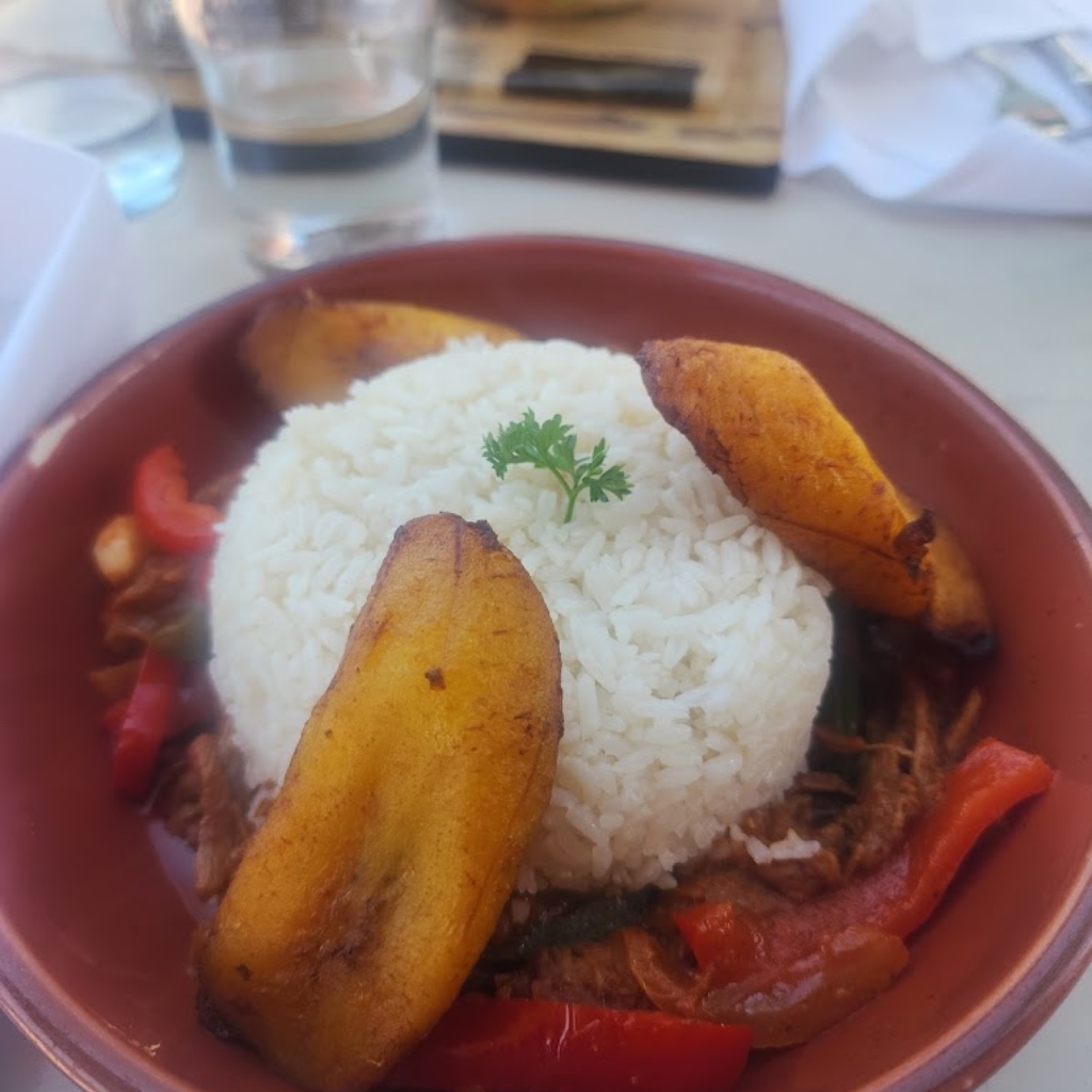 Arroz y plátanos fritos