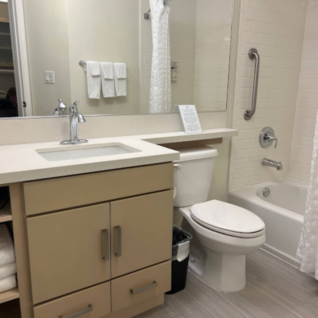 Baño Candlewood Suites Miami Intl Airport