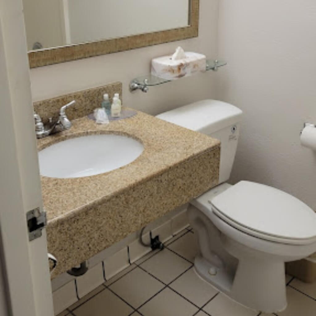 Baño Clarion Inn & Suites Miami International Airport