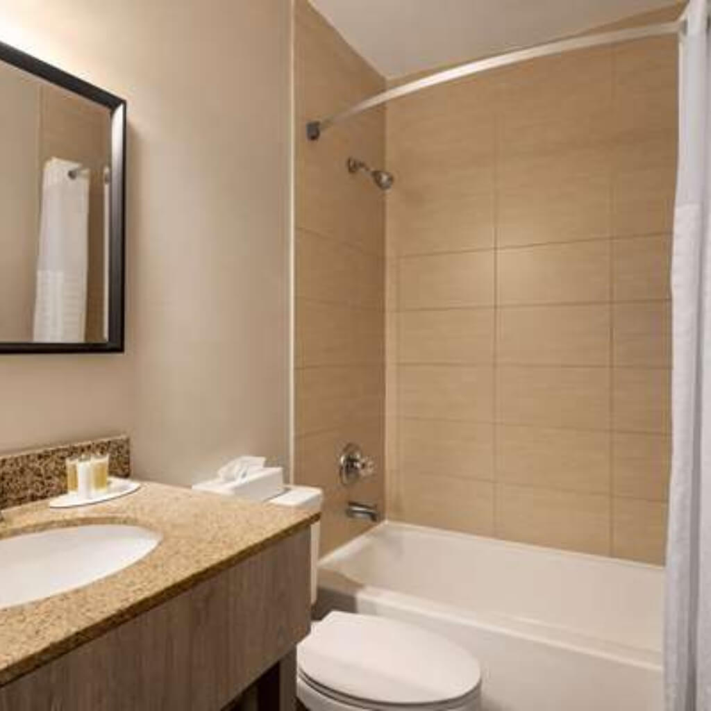 Baño Days Inn by Wyndham Miami Airport North