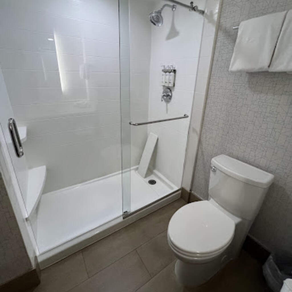Baño Holiday Inn Express & Suites Miami Airport East, an IHG Hotel