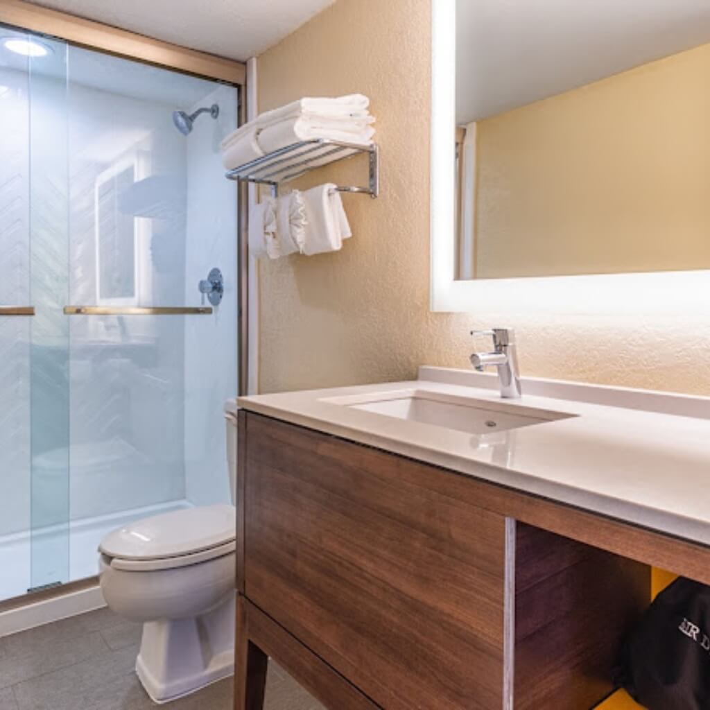 Baño Holiday Inn Miami-International Airport, an IHG Hotel