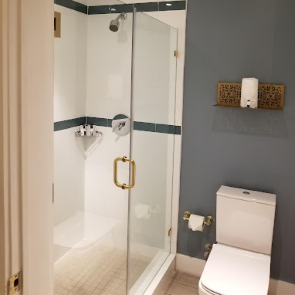 Baño Oceanside Hotel + Suites