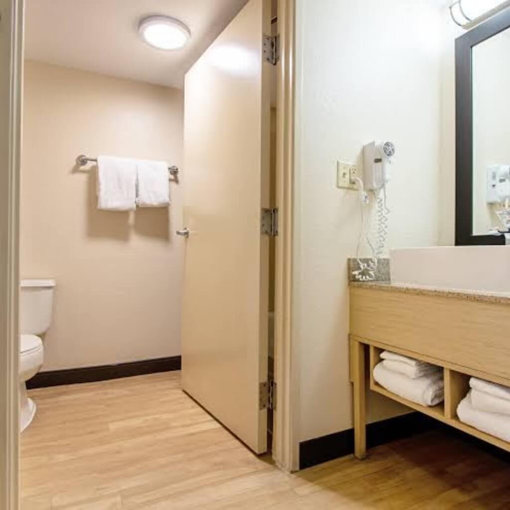 Baño Red Roof PLUS+ Miami Airport