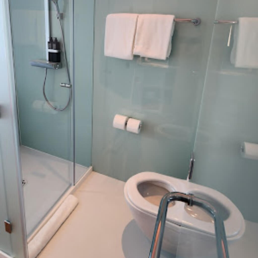 Baño citizenM Miami Worldcenter hotel