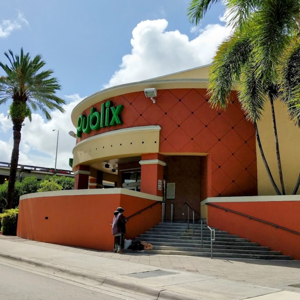 Publix Super Market at Miami River - Entrada