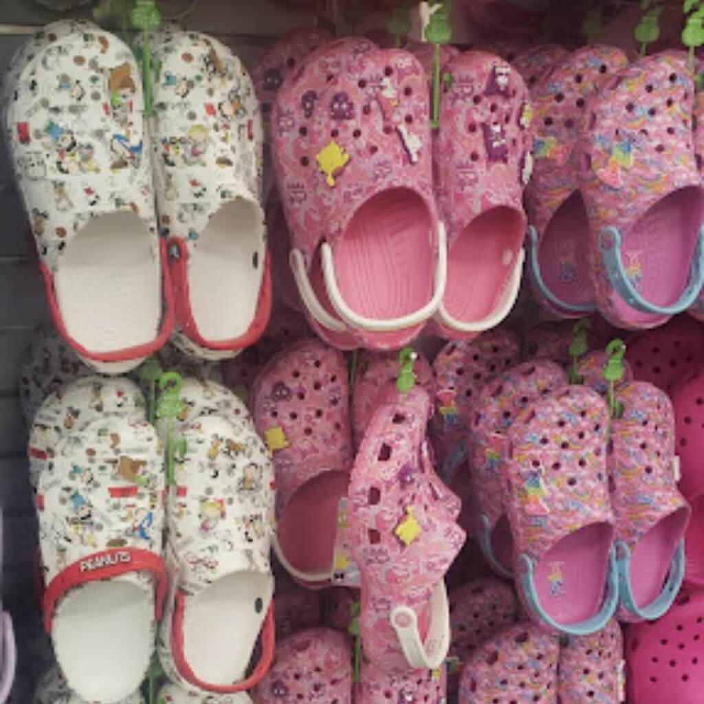 Calzado Crocs at Miami International