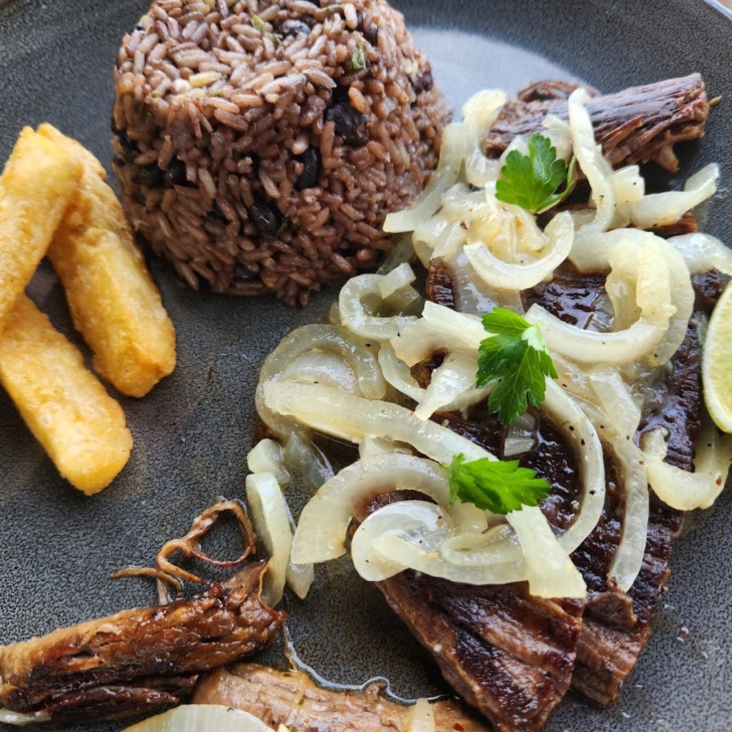 Carne, arroz y papas