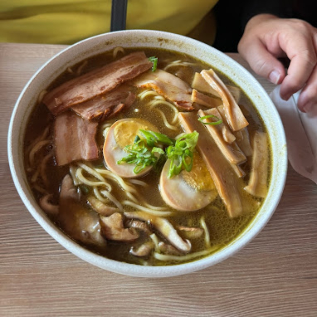 Emparedado de carne y vegetales