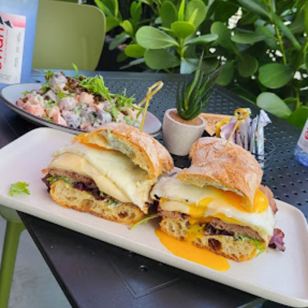 Emparedado de carne y vegetales