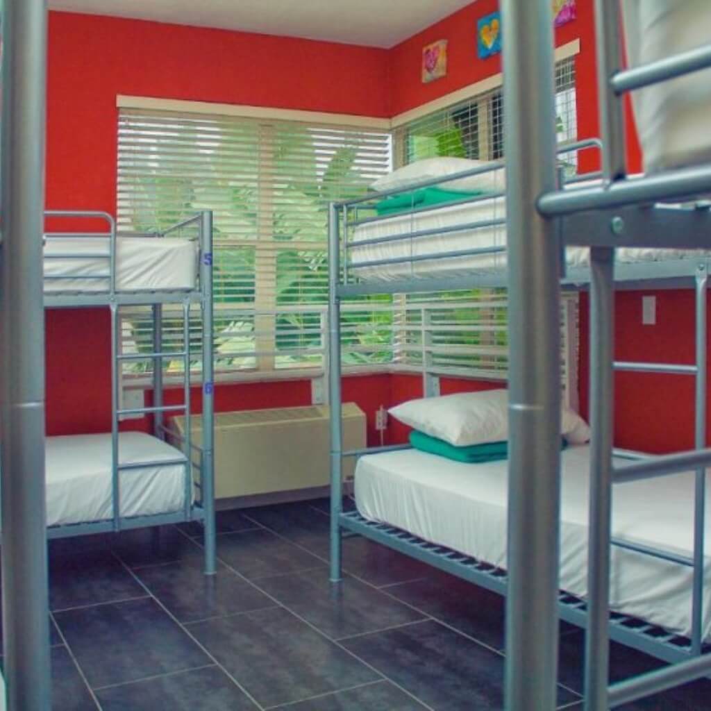 Cuarto Beds N' Drinks