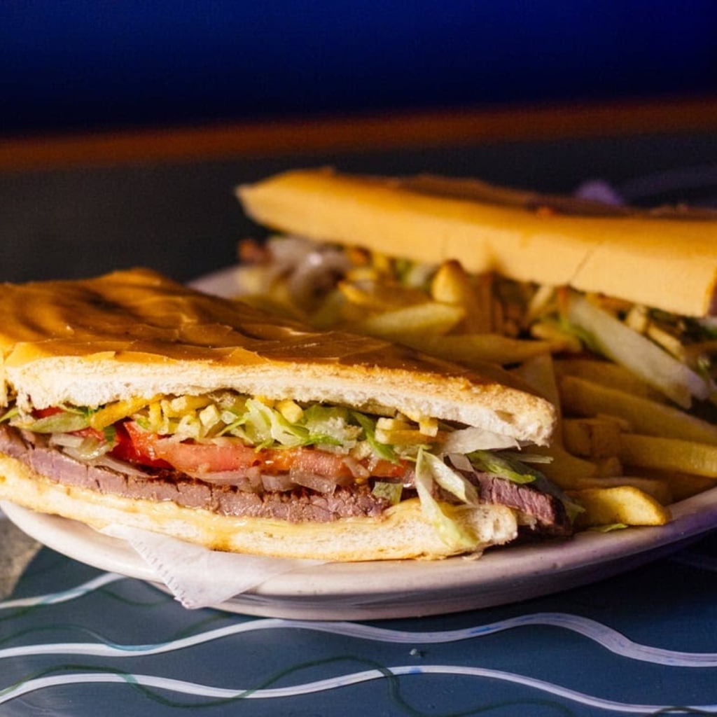 Emparedado de carne y vegetales