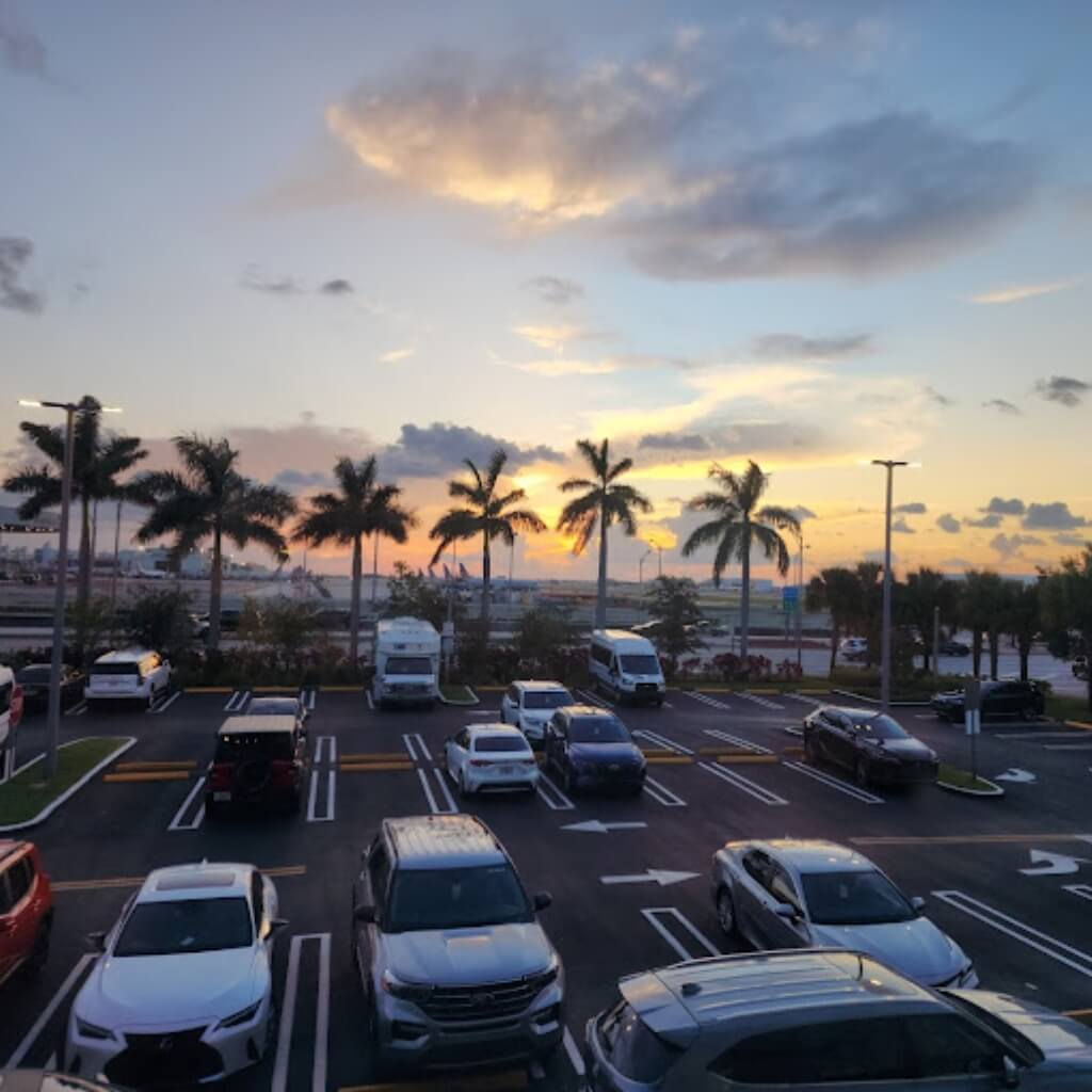 Estacionamiento Holiday Inn Express & Suites Miami Airport East, an IHG Hotel