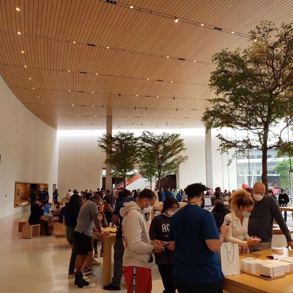Apple Dadeland Interior