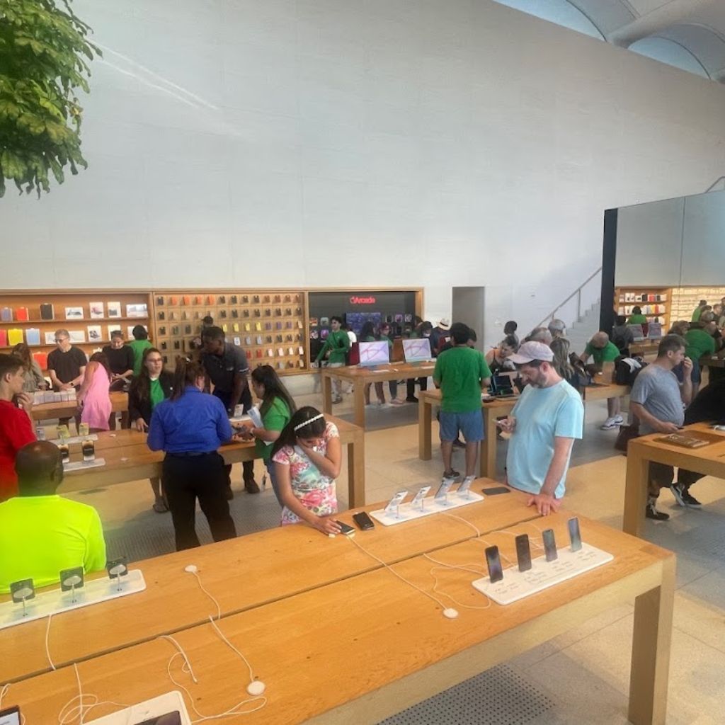 Apple Aventura - Interior